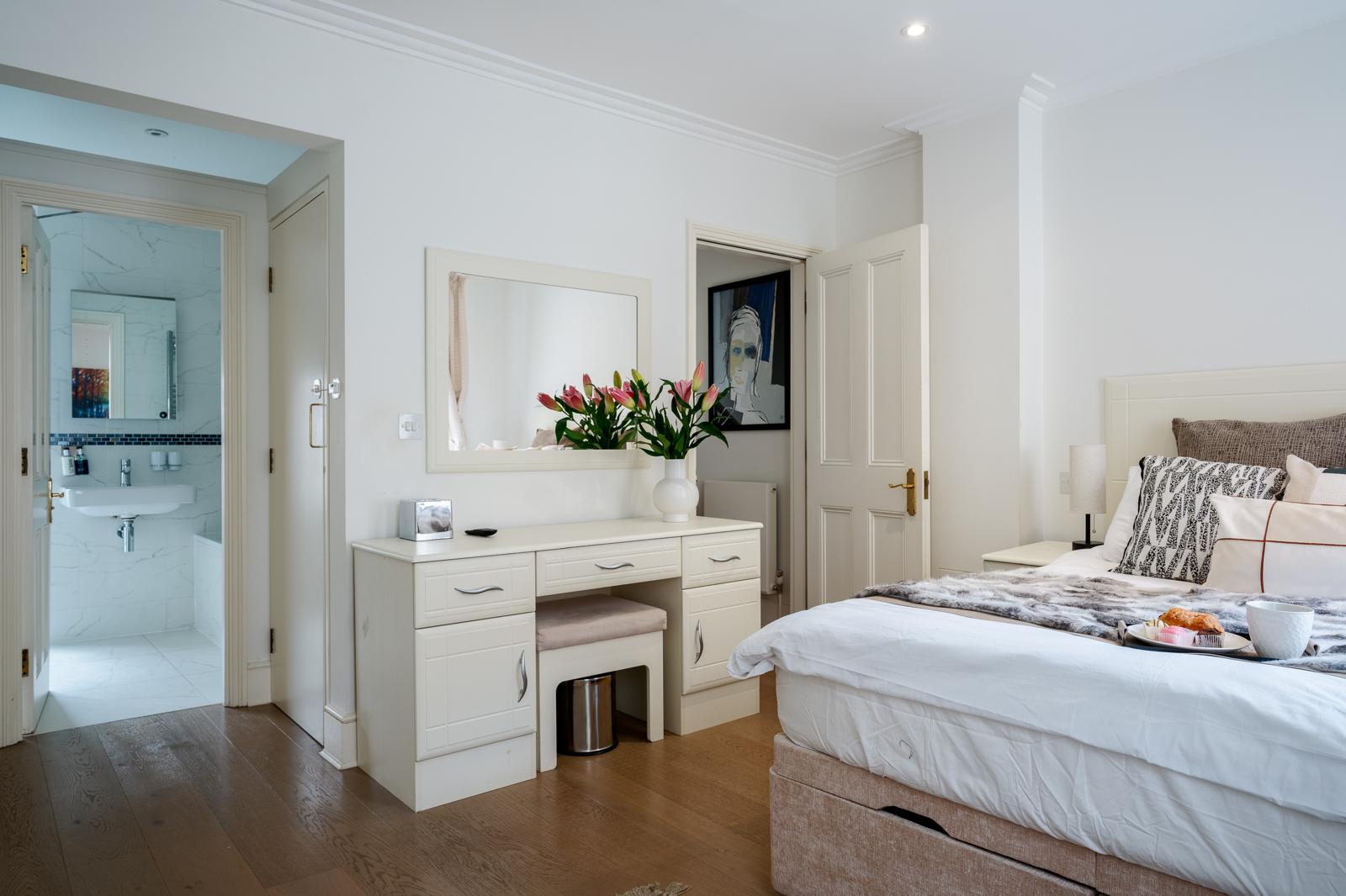 Royal Retreat: 3BR British Manor Near Victoria｜AC