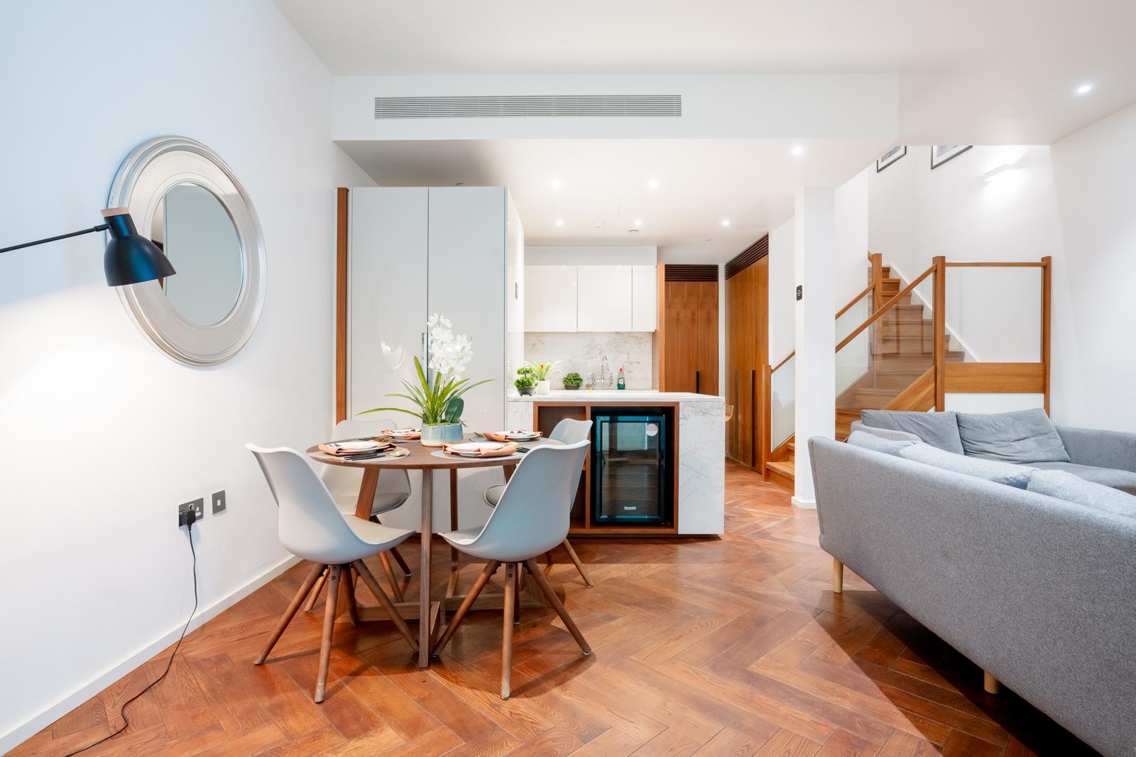 Luxury 2BRs Maisonette walk to Tube Nine Elm