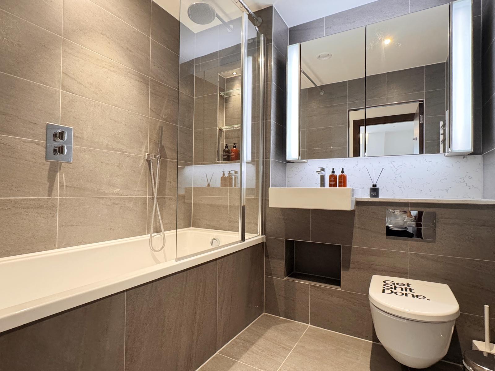 Skyline Serenity: Nine Elms 3BRs Haven