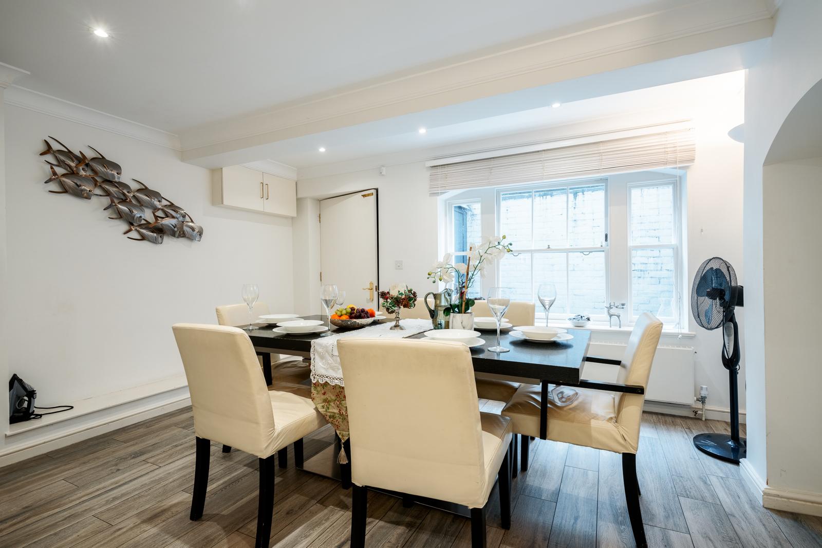 Royal Retreat: 3BR British Manor Near Victoria｜AC