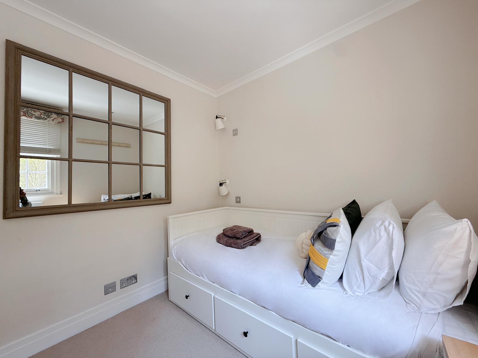 Stylish 3-Bedroom Terrace House Near Earls Court