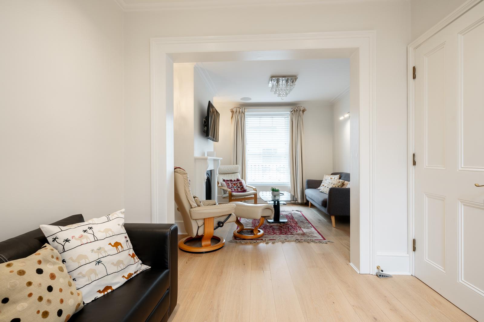 Luxe Layers: 3BR Villa with AC , Victoria Access