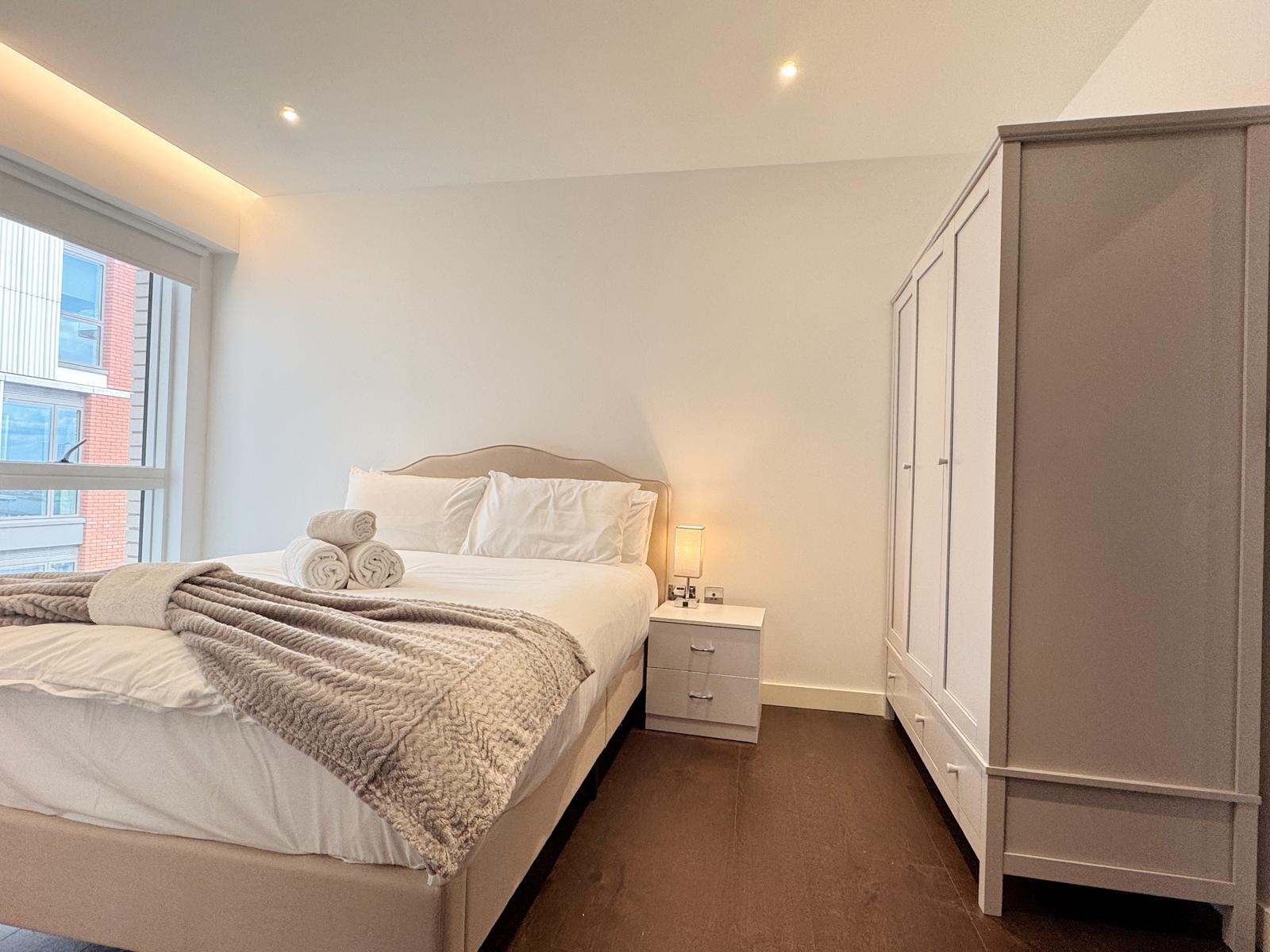 Skyline Serenity: Nine Elms 3BRs Haven