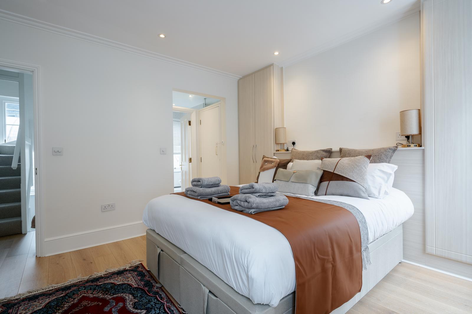 Luxe Layers: 3BR Villa with AC , Victoria Access