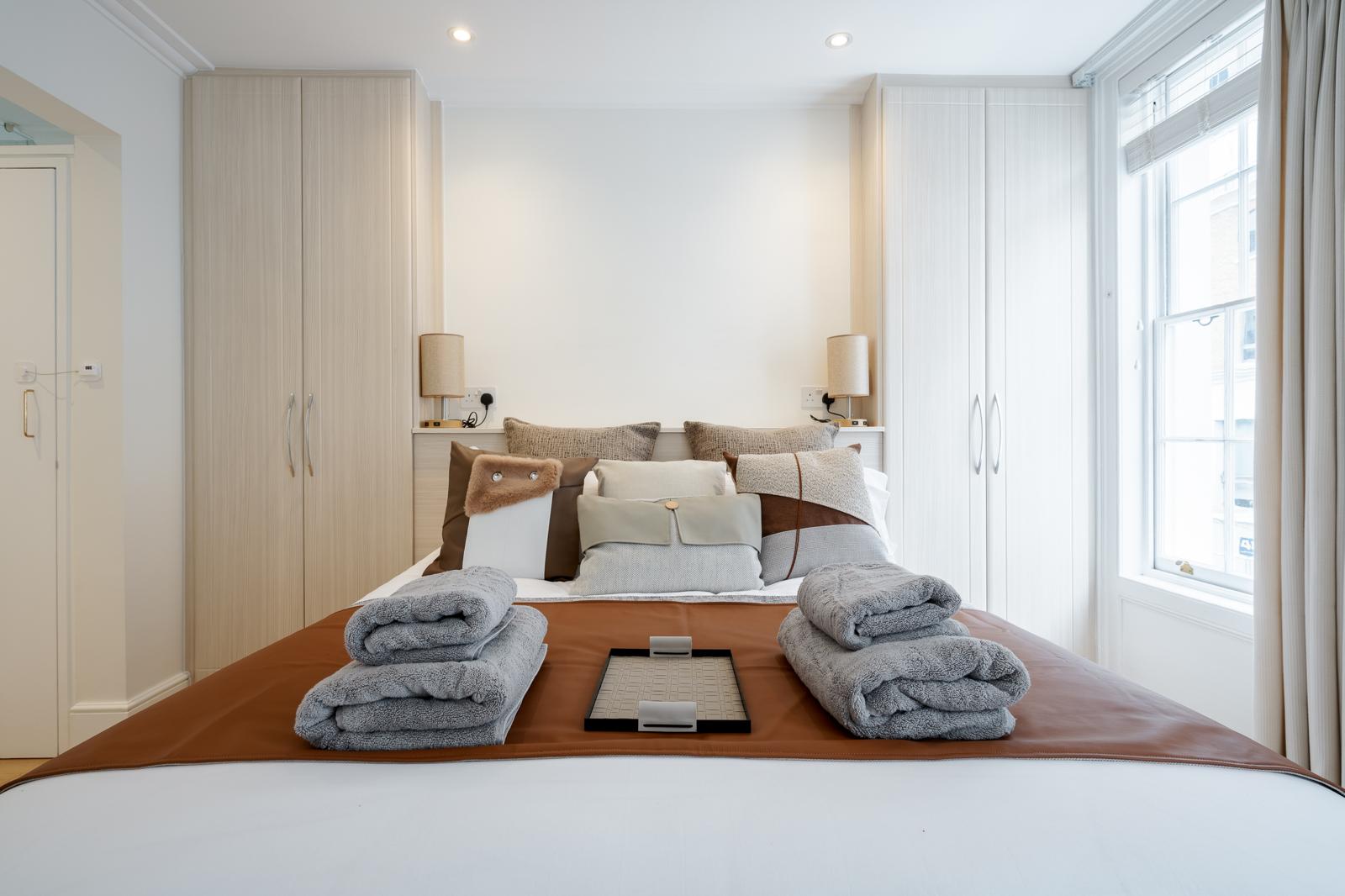 Luxe Layers: 3BR Villa with AC , Victoria Access