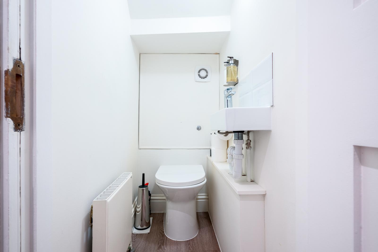 Luxe Layers: 3BR Villa with AC , Victoria Access