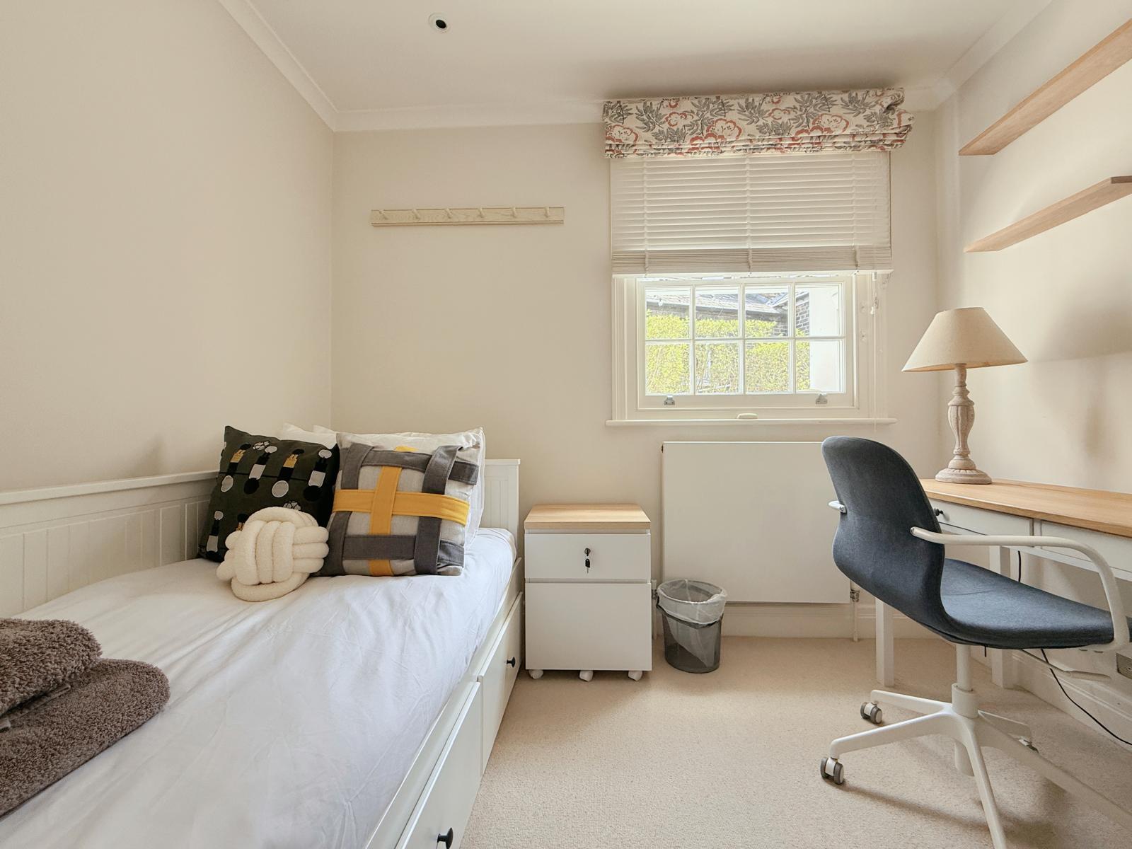 Stylish 3-Bedroom Terrace House Near Earls Court