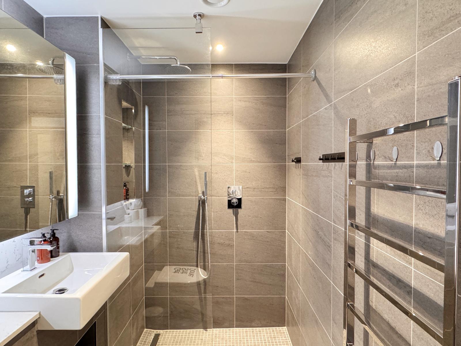 Skyline Serenity: Nine Elms 3BRs Haven