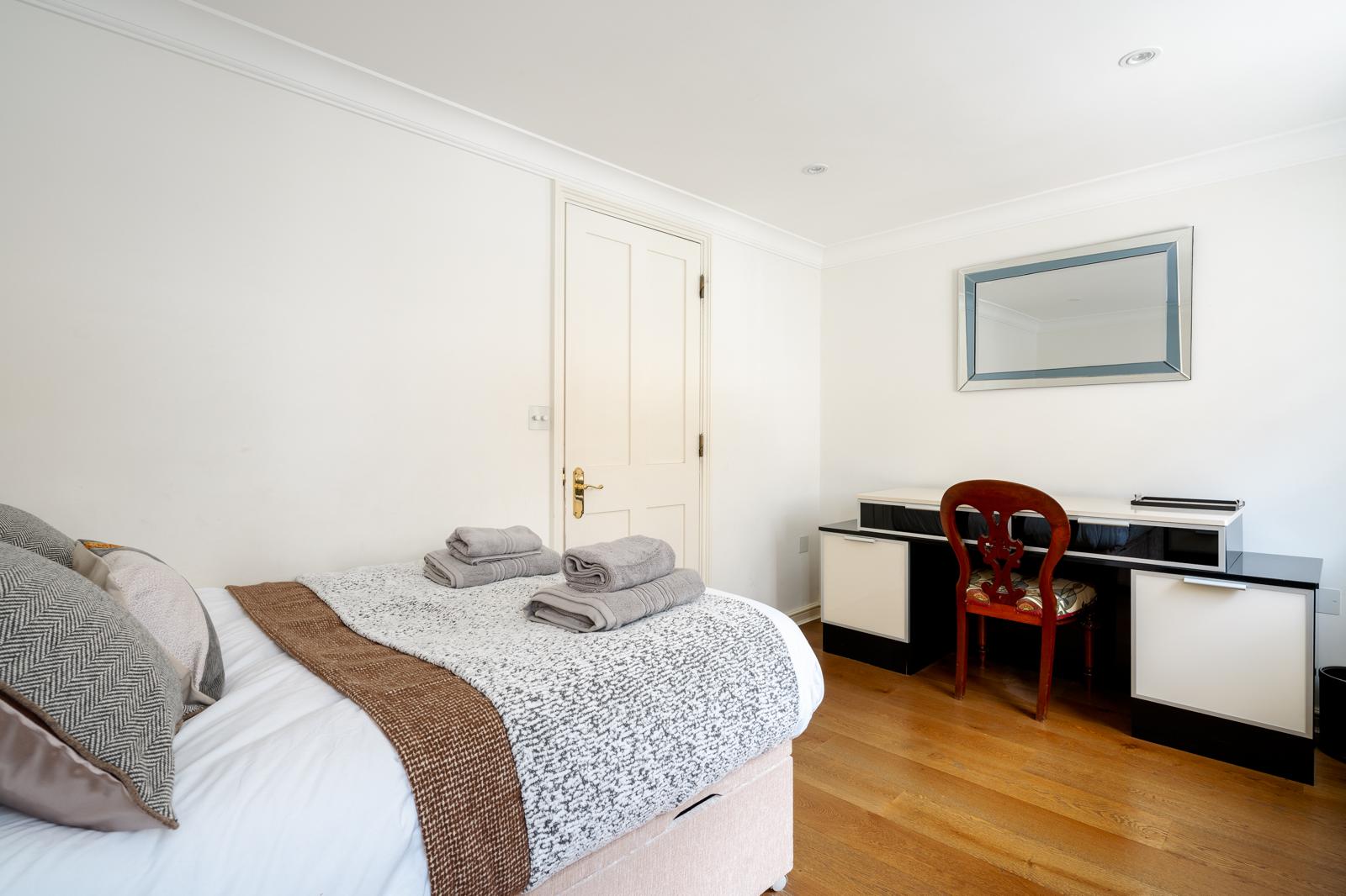 Royal Retreat: 3BR British Manor Near Victoria｜AC