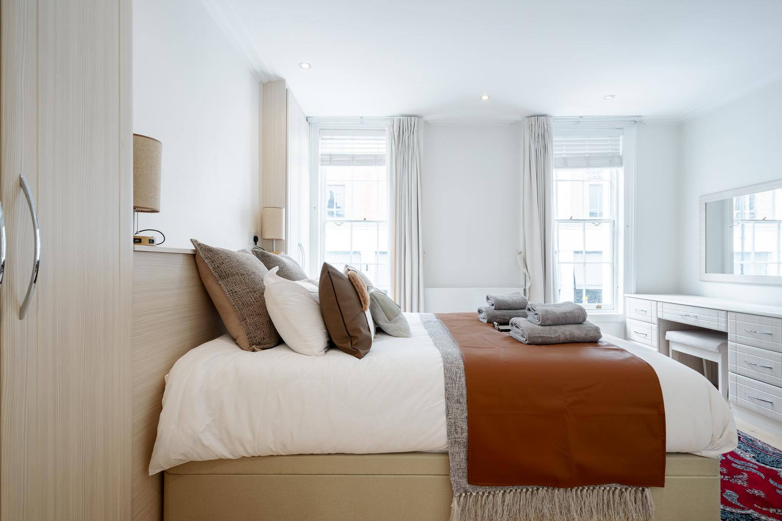 Luxe Layers: 3BR Villa with AC , Victoria Access