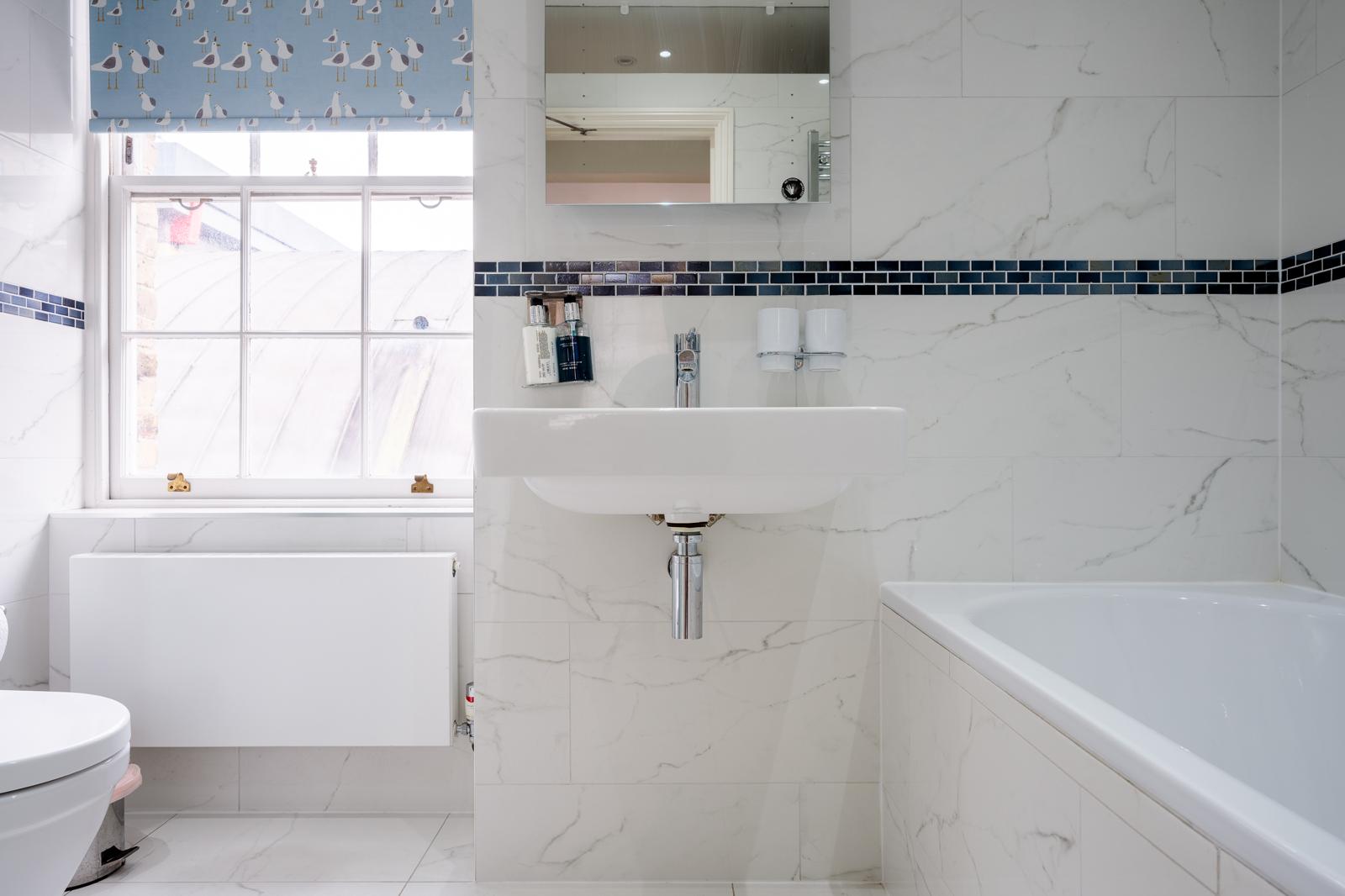 Royal Retreat: 3BR British Manor Near Victoria｜AC