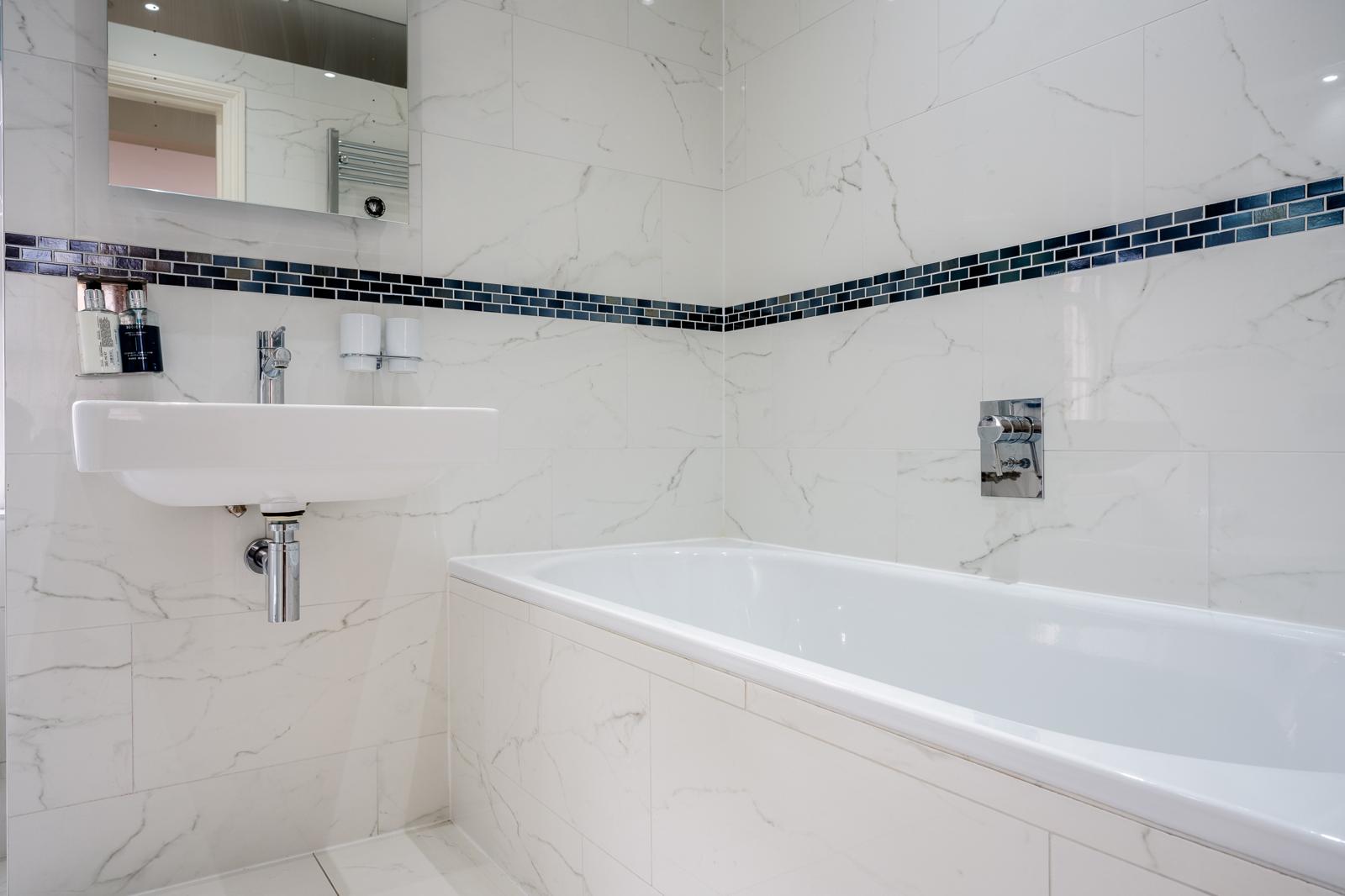 Royal Retreat: 3BR British Manor Near Victoria｜AC