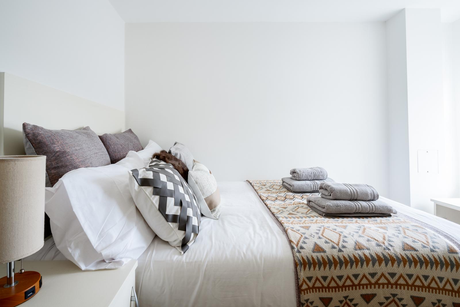 Royal Retreat: 3BR British Manor Near Victoria｜AC