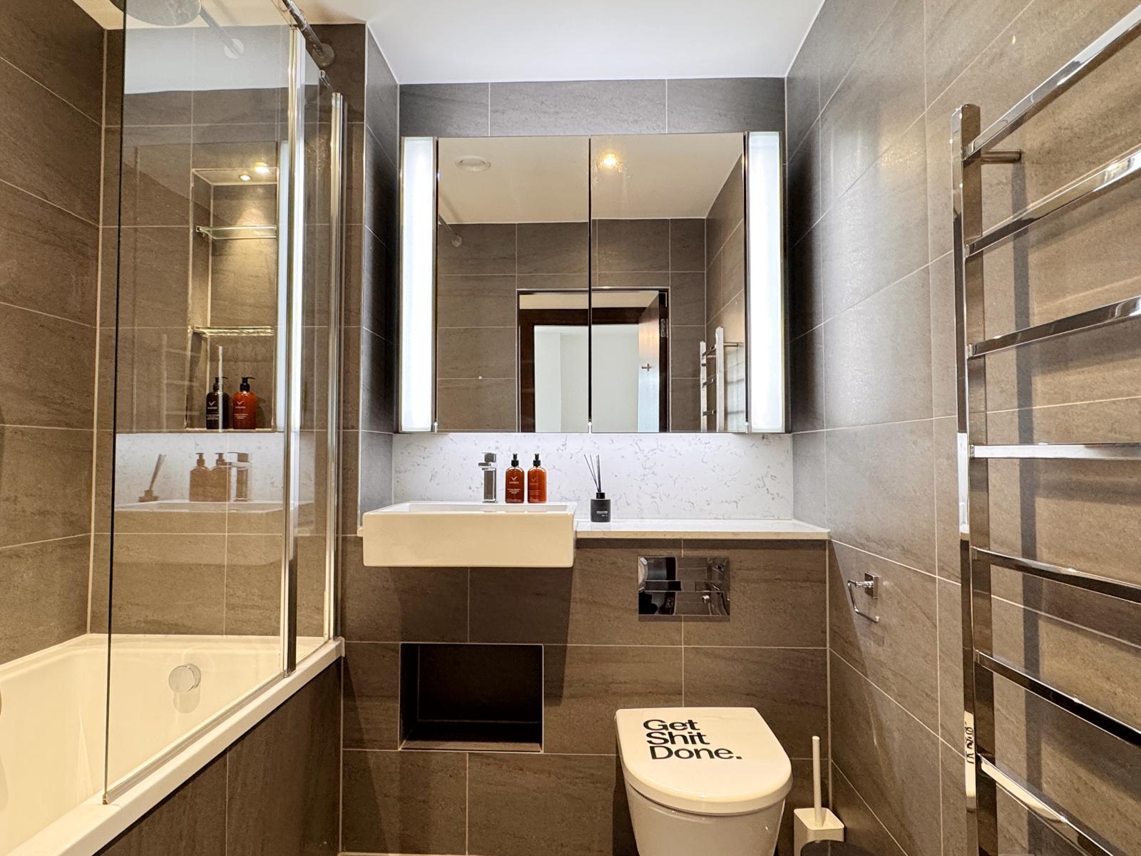 Skyline Serenity: Nine Elms 3BRs Haven