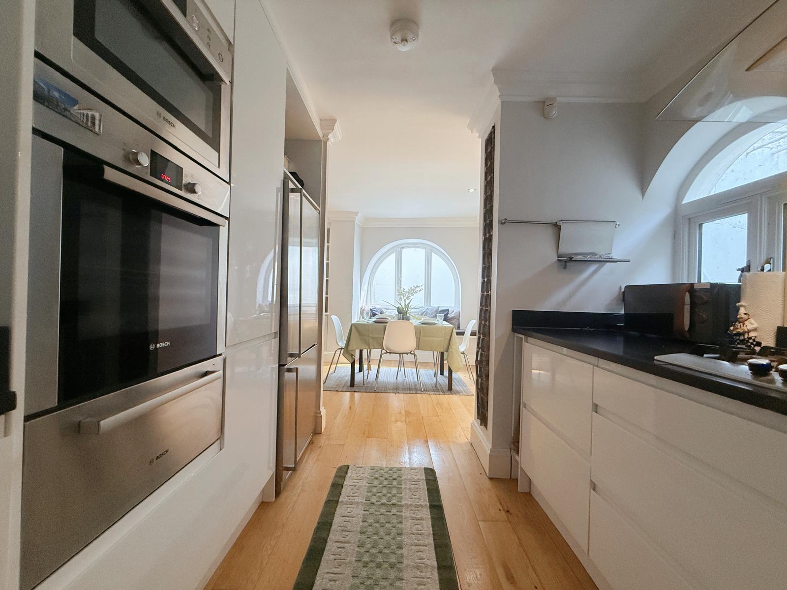 Spacious 5F House in Victoria , Safe & Quiet!