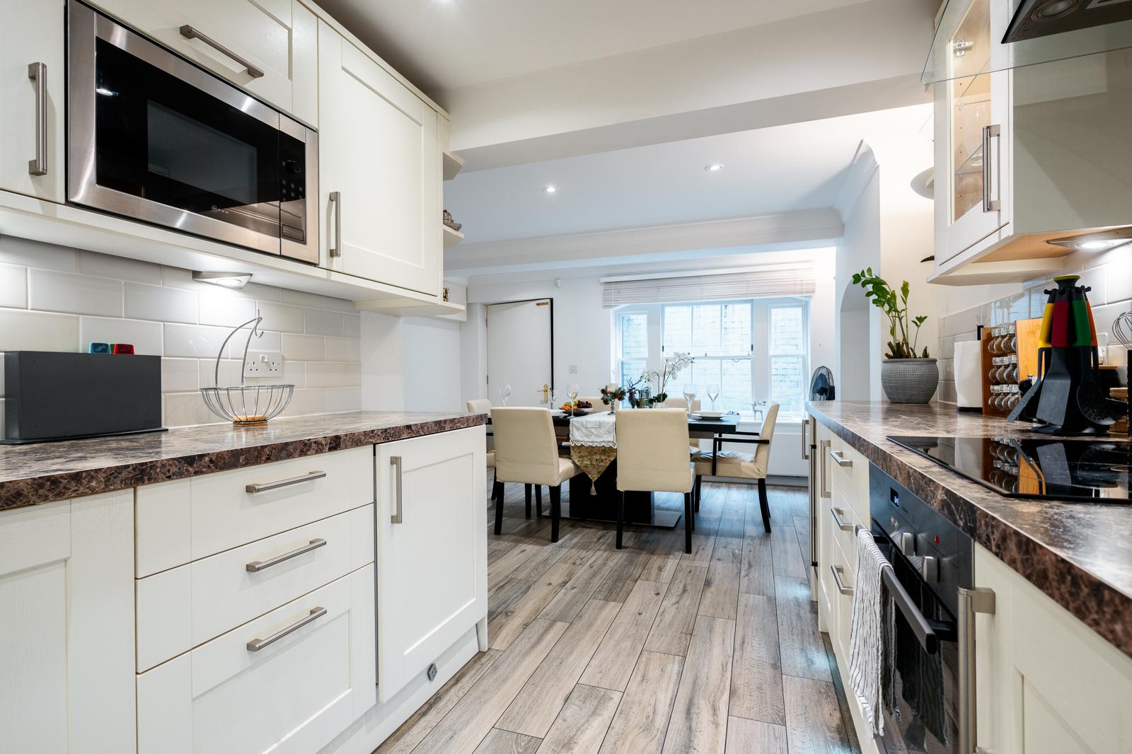 Royal Retreat: 3BR British Manor Near Victoria｜AC