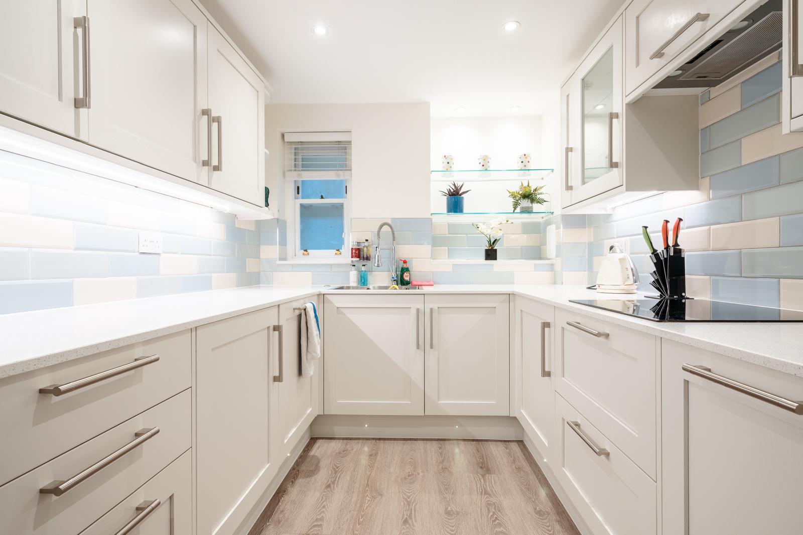 Luxe Layers: 3BR Villa with AC , Victoria Access